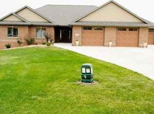 15216 Sundown Ridge Ct, Dubuque, IA 52002