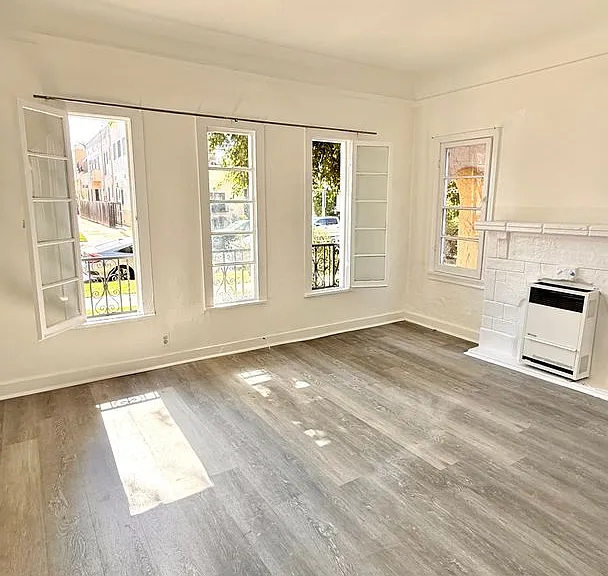 543 N Sycamore Ave — Photo 1