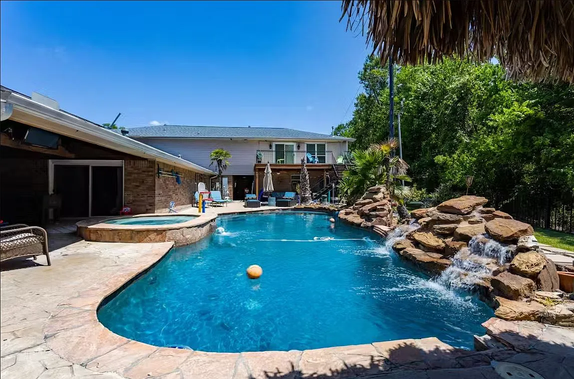 6 bed, 11716 sqft, $9,100 — Photo 2