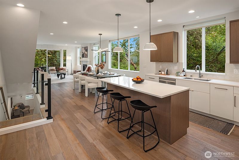 3rd image of 5447 21st Avenue SW