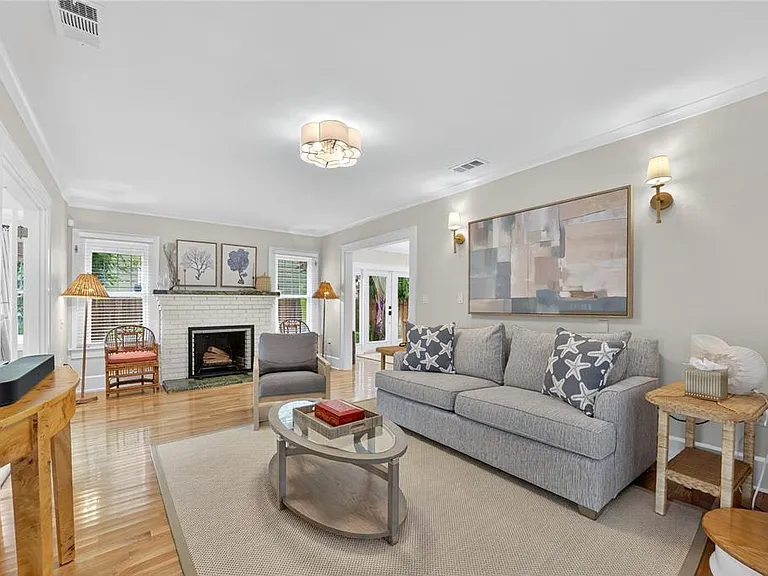 221 13th Ave NE — Photo 8