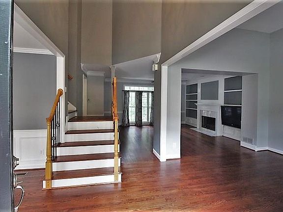3rd image of 204 Wellesley Ct