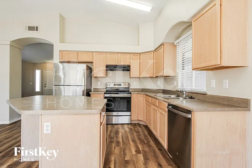 3 bed, 2.0 bath, 1502 sqft, $1,745 — Photo 4