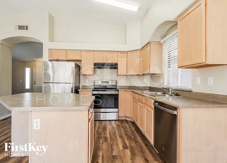 15615 W Watkins St — Photo 4