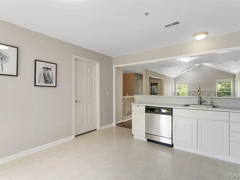 28126 Carlton Way Dr — Photo 9