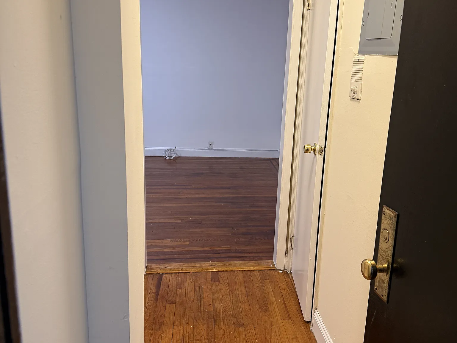 1BR, 1Bath, hardwood floors, — Photo 2
