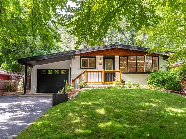 28 Helen St, Dundas, ON L9H 1N3