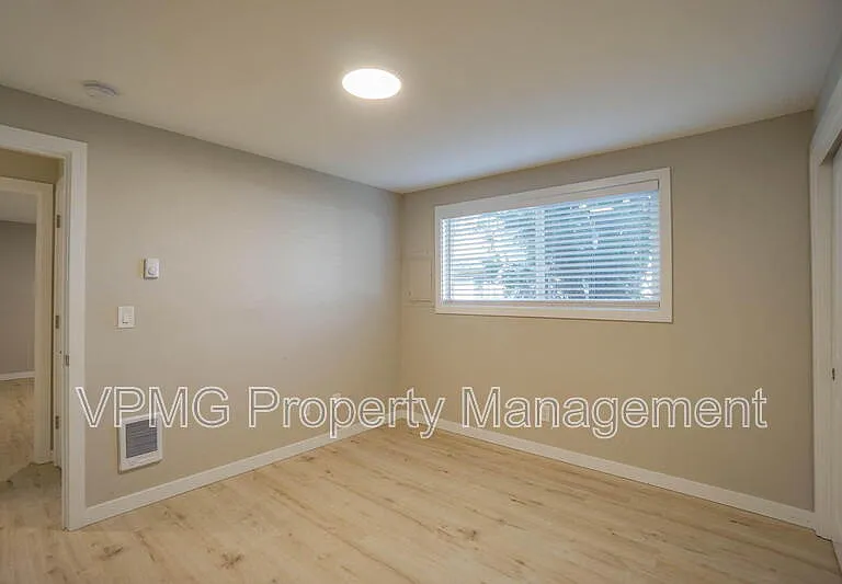 4420 Gibbons St #B — Photo 8