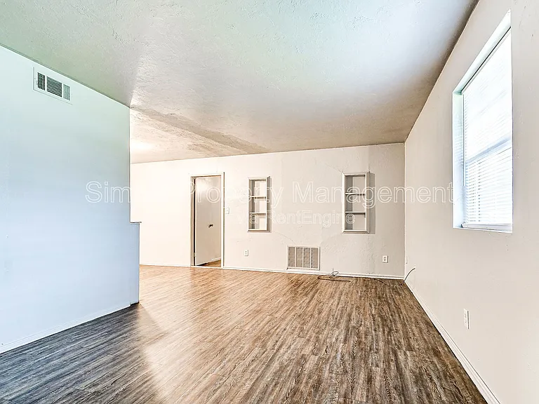 4301 N Terry Ave — Photo 2