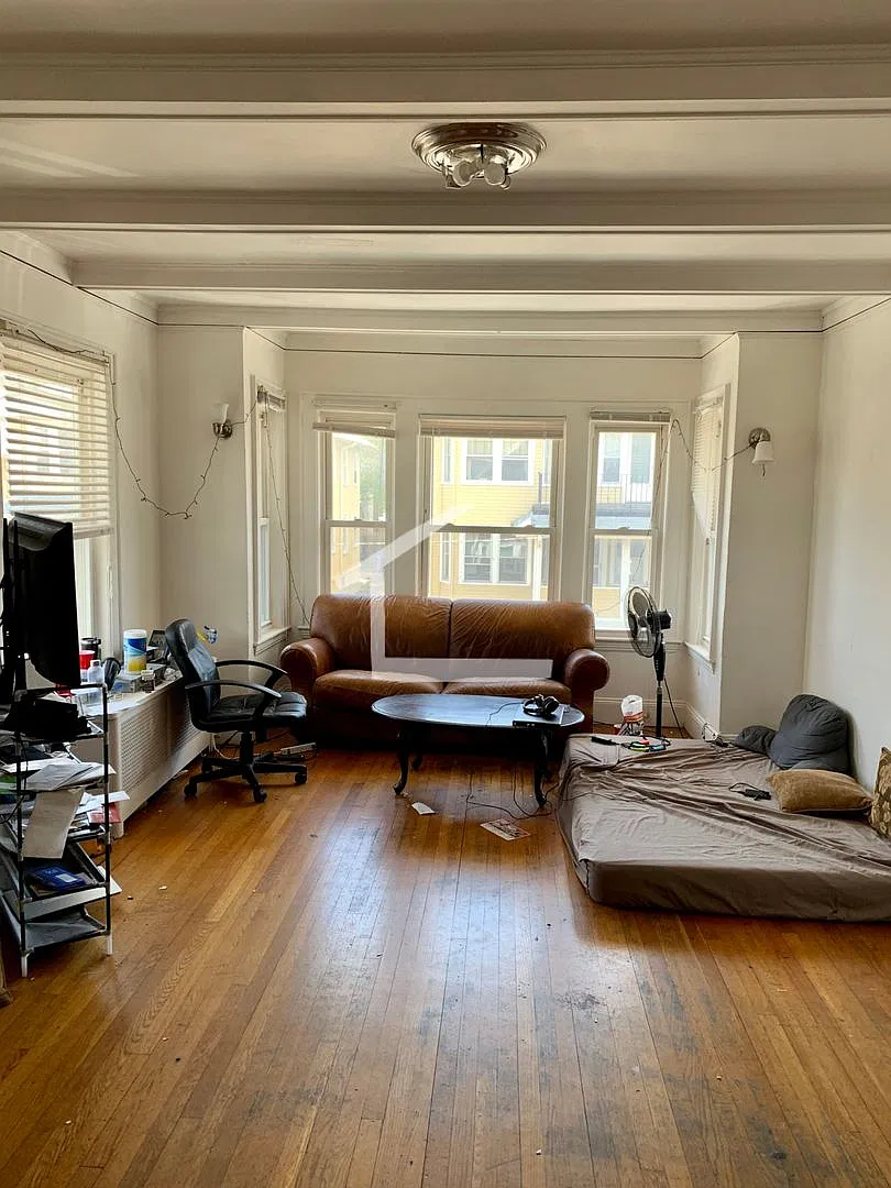Big 6-Bed 2-Bath Comm Ave Allston/Brighton — Photo 1