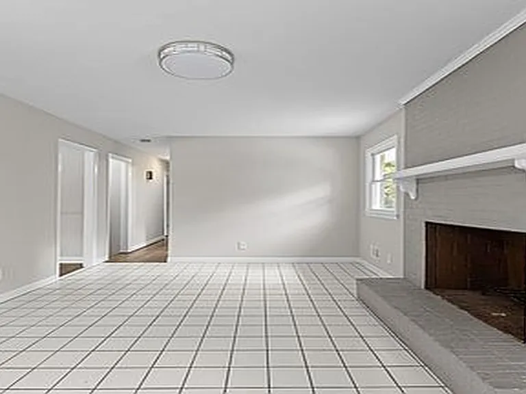 Edgetone Dr — Photo 10