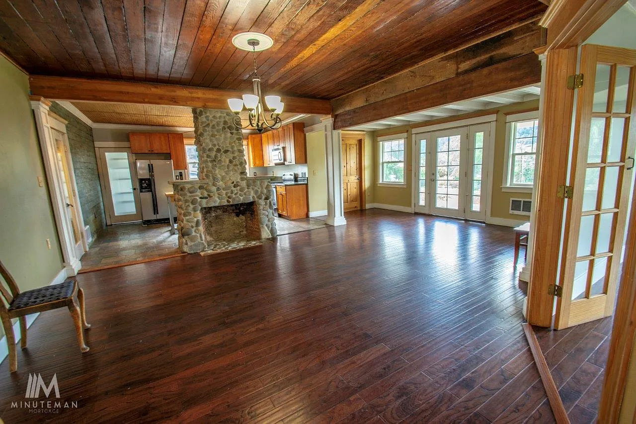 6 bed, 3900 sqft, $3,995 — Photo 3