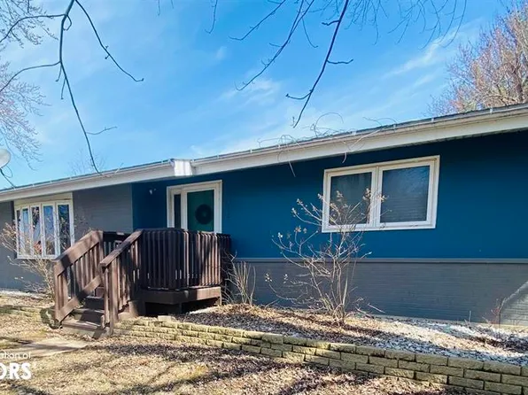 514 N 3rd St, Farmington, IA 52626
