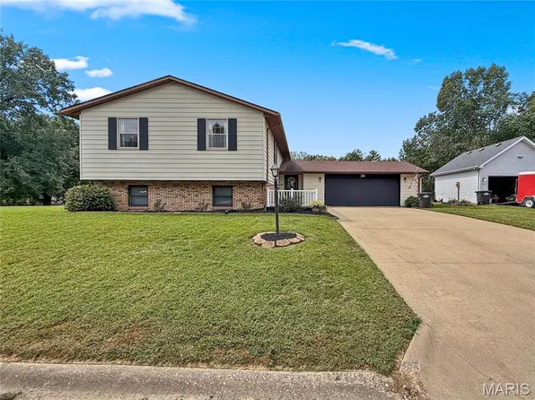26 Islander Dr, Brighton, IL 62012