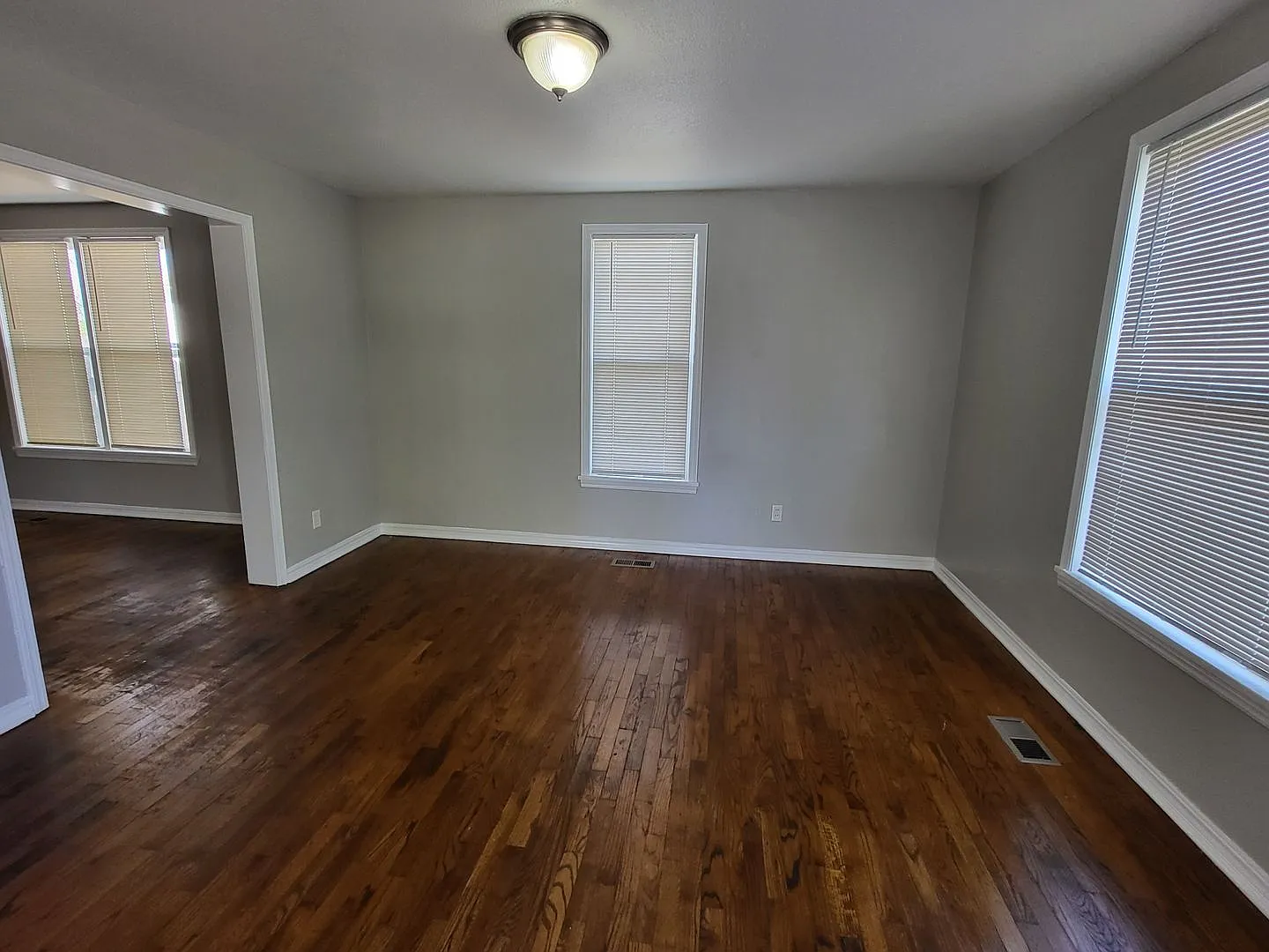 3 bedroom, 1.5 bathroom house located in Edmond, OK with central heat and air — Photo 3