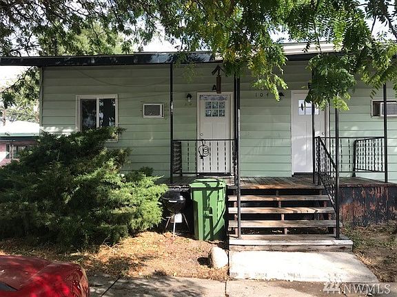 Duplex in Coulee City -Smaller unit entrance to the left.