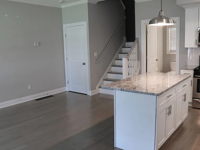 39 Glenwood Ave — Photo 2