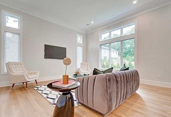 4th image of 612 Sylvan Pl W
