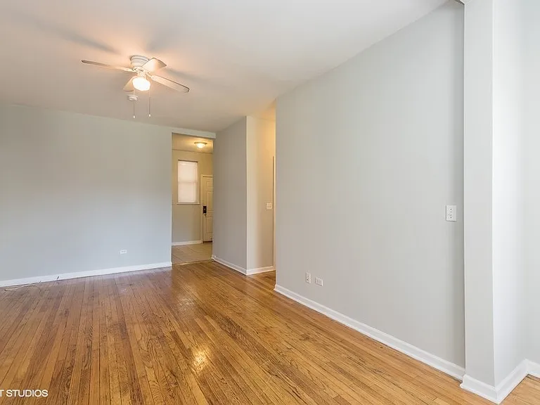 427-39 E Oakwood Blvd — Photo 7
