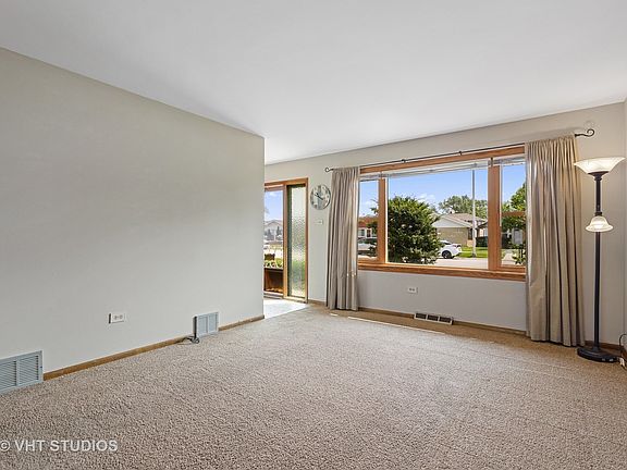 3rd image of 7518 Lockwood Ave