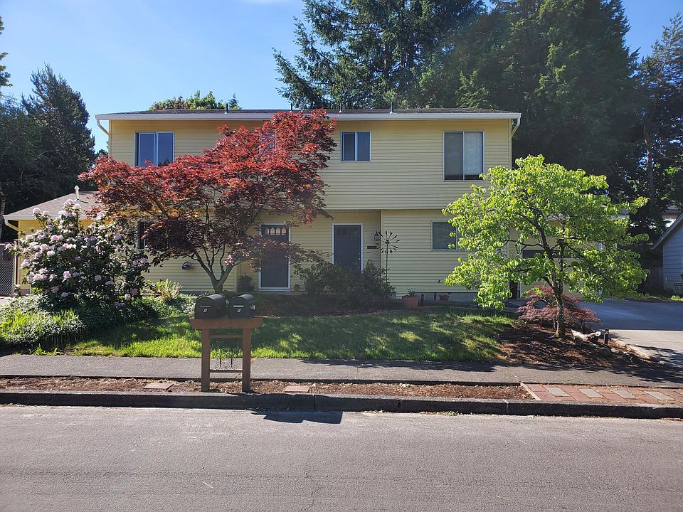 Street view of duplex. Great neighborhood! Quiet!