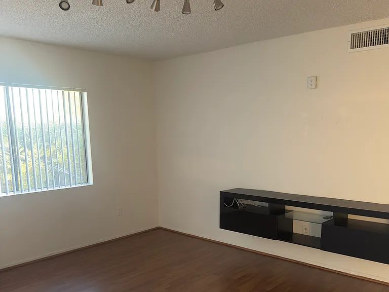 618 E Chestnut St #5 — Photo 7