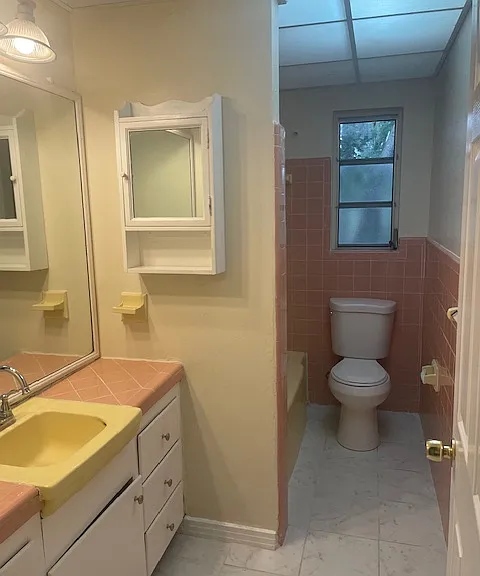 Hall bathroom with tub/shower