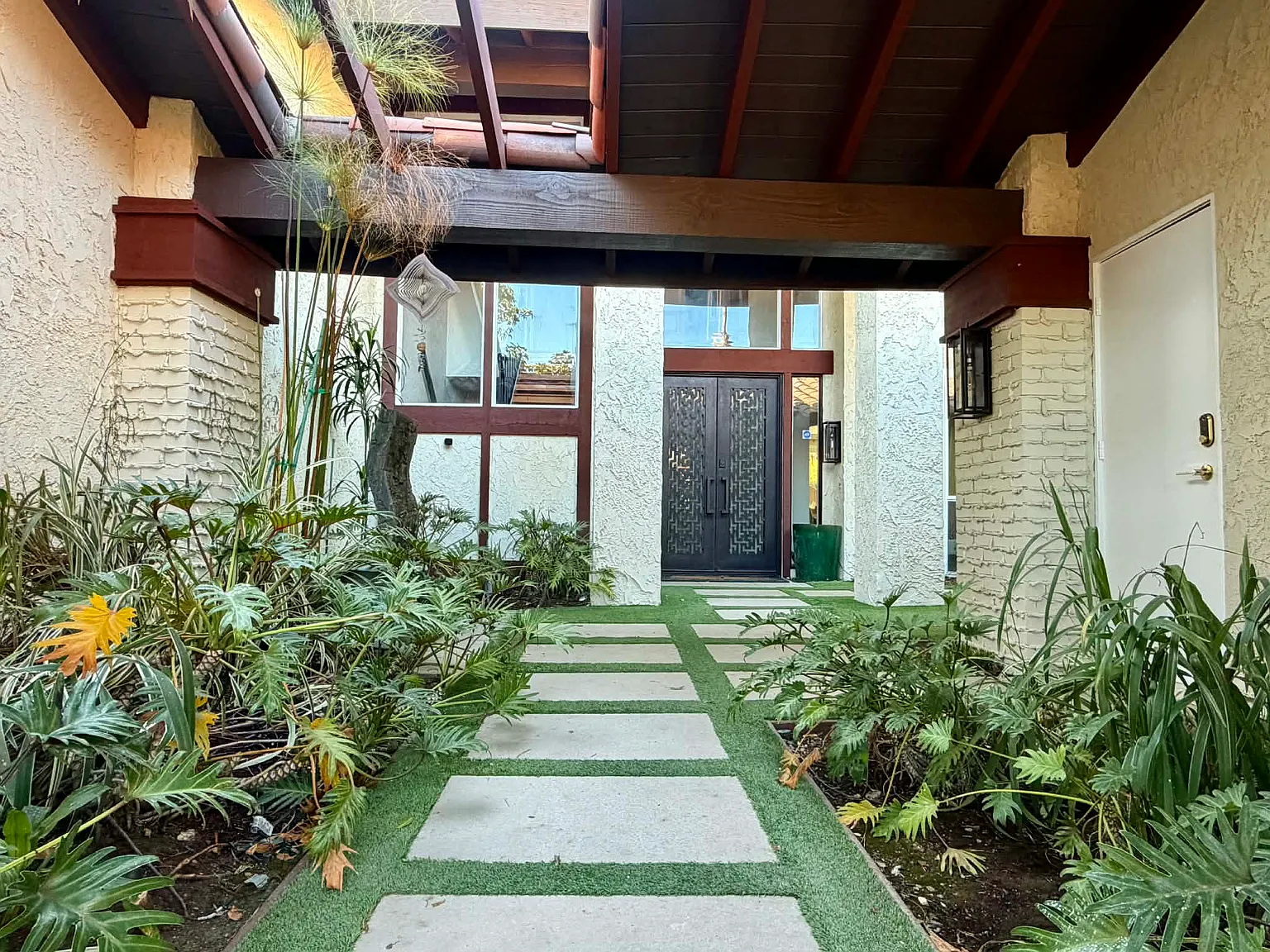 W Terrylynn Pl, Long Beach — Photo 1
