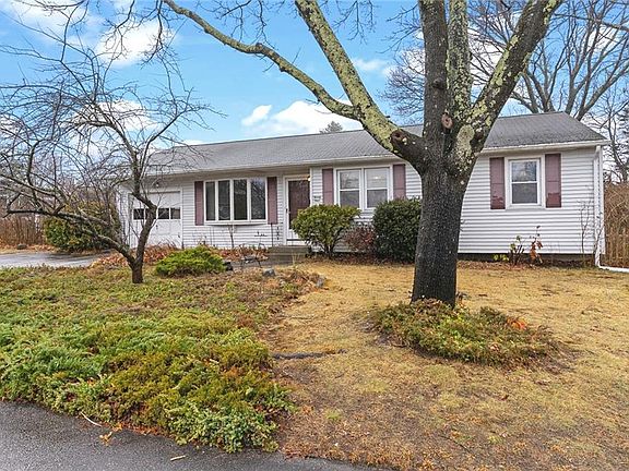 5th image of 24 Dahlia Dr