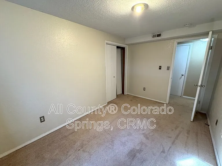 931 Kings Crown Rd — Photo 25