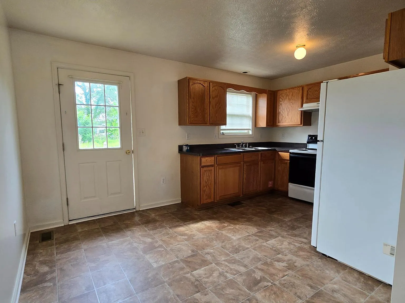 2 bed, 1.5 bath, 928 sqft, $1,400 — Photo 3