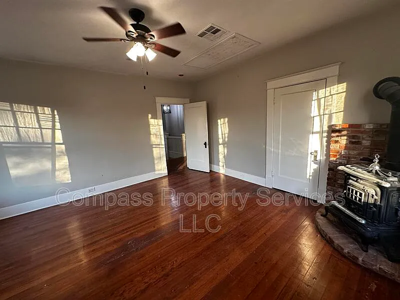 3 bed, 3.0 bath, 2300 sqft, $2,300 — Photo 4