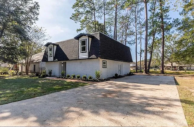 3 bed, 2.5 bath, 2704 sqft, $2,500 — Photo 2