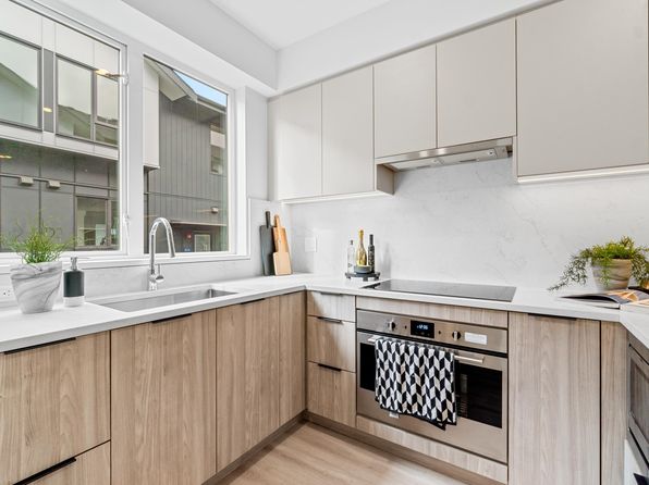 7161 17th Ave #205, Burnaby, BC V3N 0K1