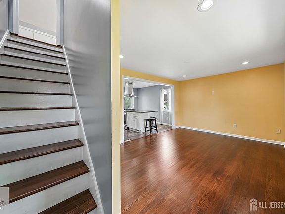 4th image of 23 W Henry Pl
