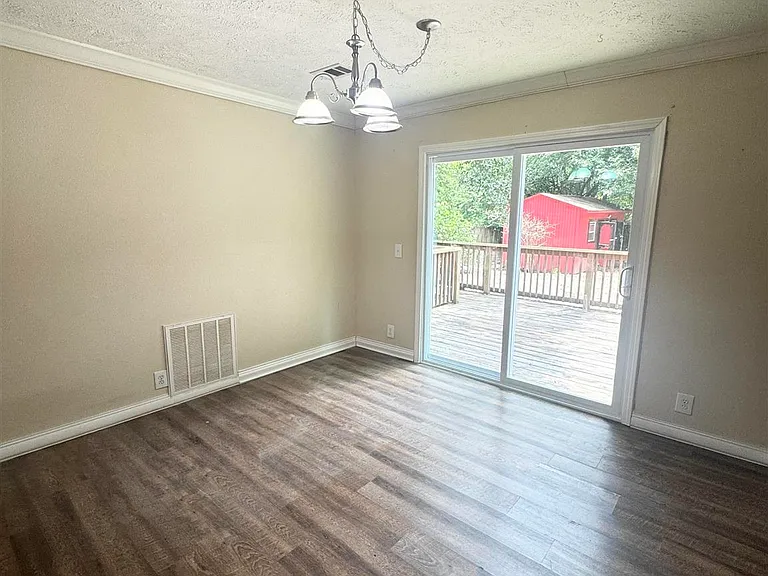 1002 Mills Ave — Photo 7