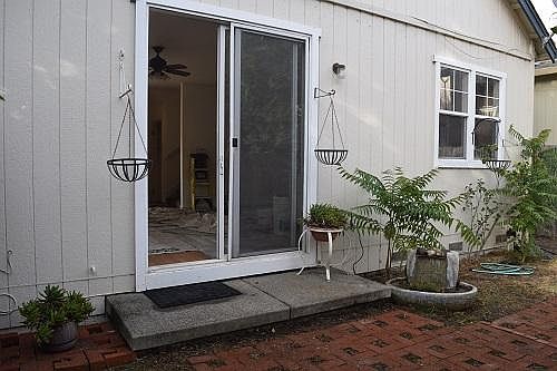 Sliding doors from living room to yardwith fountain
