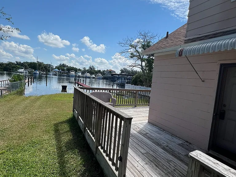 412 Riverside Dr — Photo 3