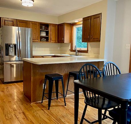 5th image of 939 Victoria Pl