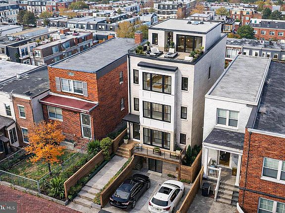 2nd image of 1018 4th St NE