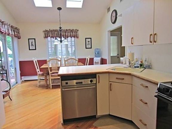 Large Eat-In Kitchen