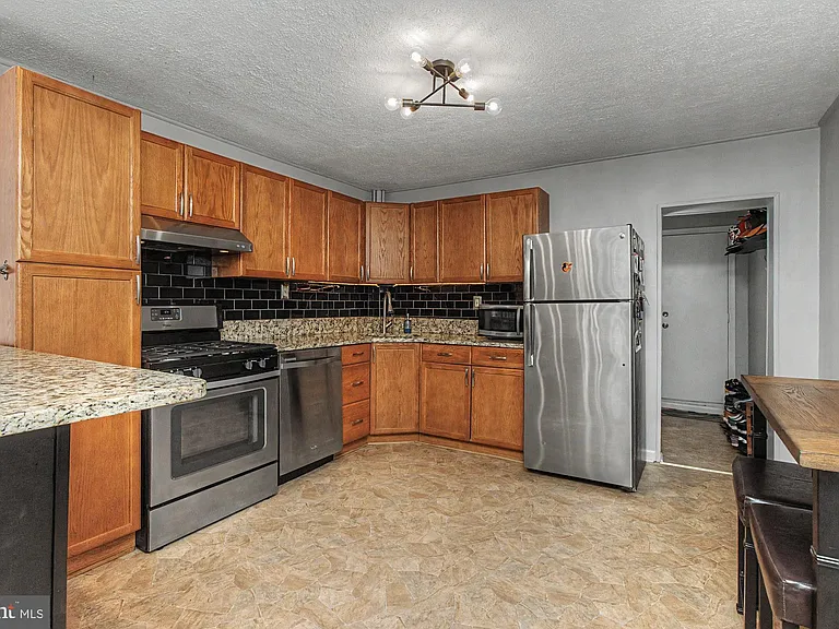 1303 Clarkson St — Photo 13