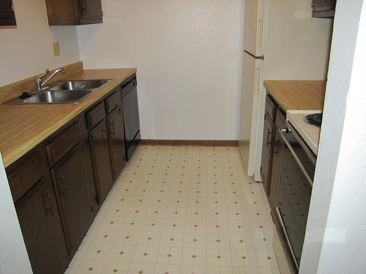 2 bed, $915 — Photo 3