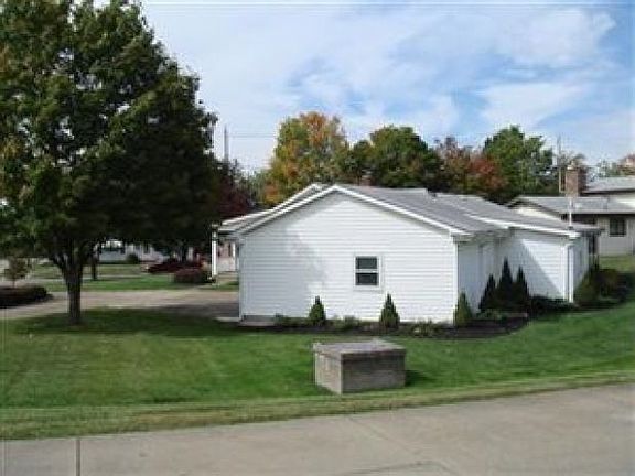 5th image of 905 Lawrence Ave