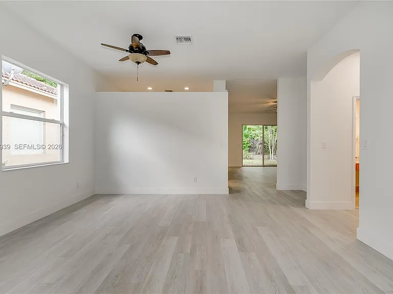 4413 W Whitewater Ave — Photo 2