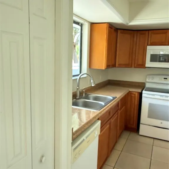 1322 Verona St — Photo 5
