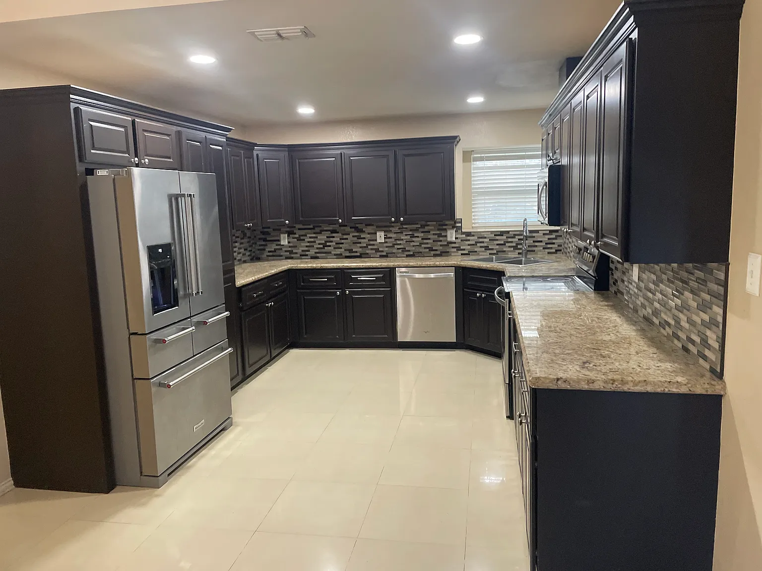 4 bed, 2241 sqft, $3,000 — Photo 4