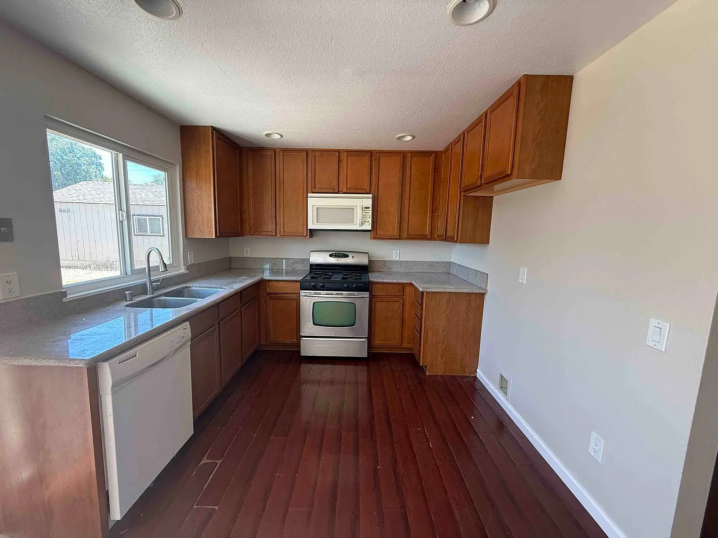 Single Story 4 Bedroom — Photo 4