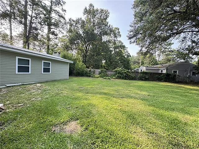 135 Rosewood Dr — Photo 2