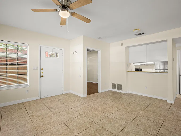 712 W 21st St #101 — Photo 2